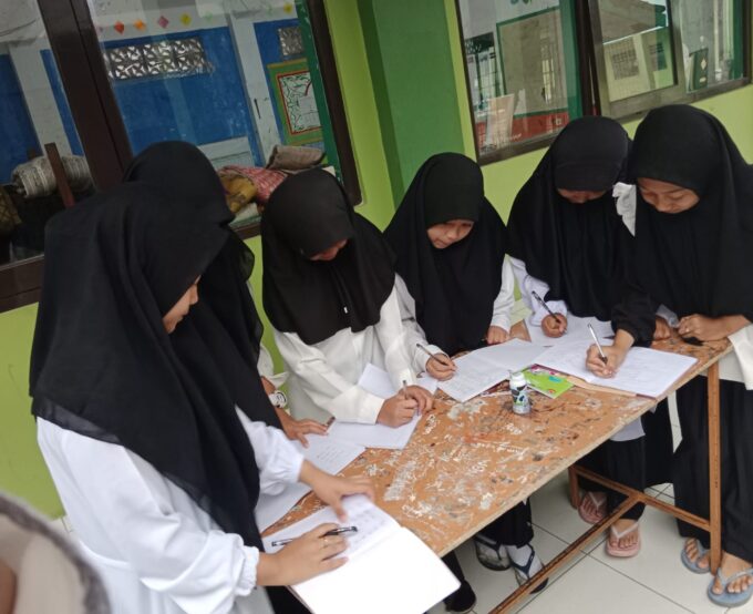 Menjelajahi Keajaiban Sains: Eksperimen Seru di Laboratorium Sekolah Kami!